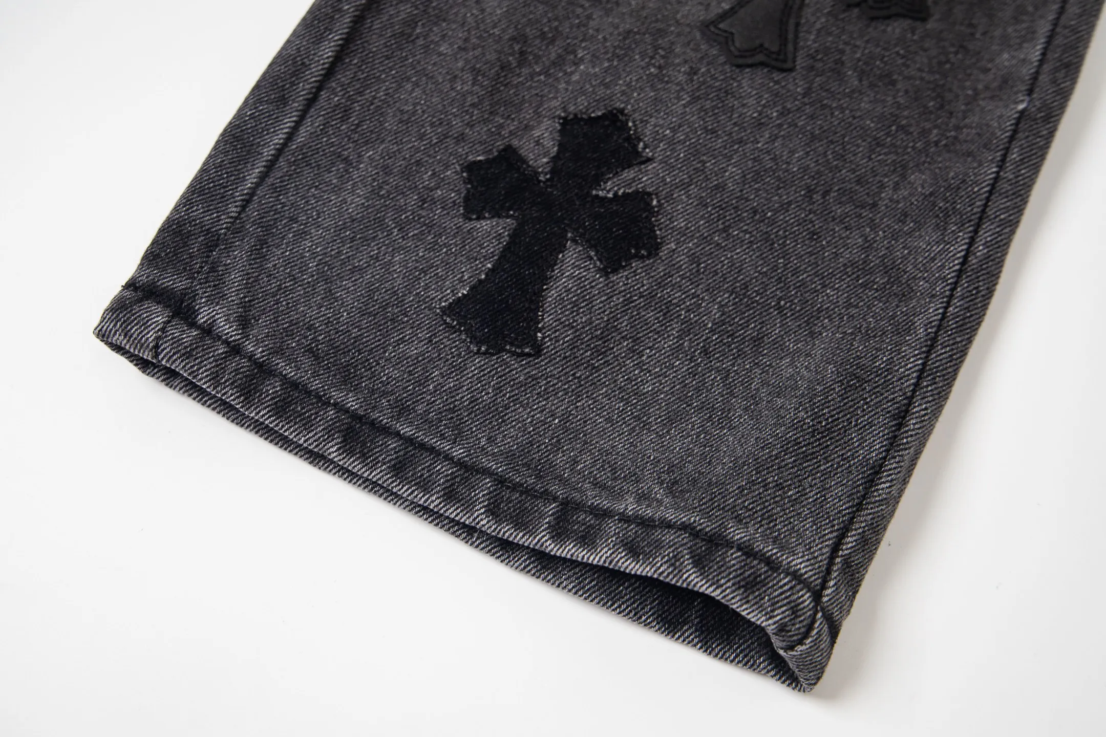 P290 Chrome Hearts Chrome Hearts Black Pinduo Black Leather Big Devil Cow King Jeans CH jeans need to be washed before being dismantled and hand-stitched with sheepskin cross leather and then spliced to complete. The whole piece has too much craftsmanship to describe. About Chrome Hearts This is an extremely luxurious fashion brand that can also be called the nobility of the high street. It has always been an exclusive brand for some hipsters or the second generation of rich people. Compared with ordinary high streets, it is more luxurious and noble. Compared with luxury brands, it has a more fashionable personality. It has always been a brand that I have a special liking for. Style number: 1769# Color: black Size: 28 30 32 34 36